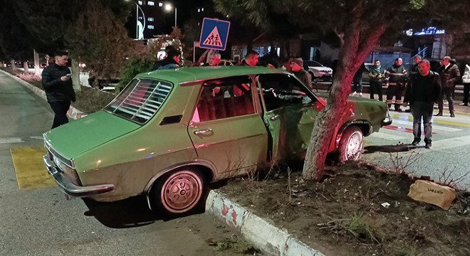 Otomobilin yaya geçidinde çarptığı 3 liseli yaralandı