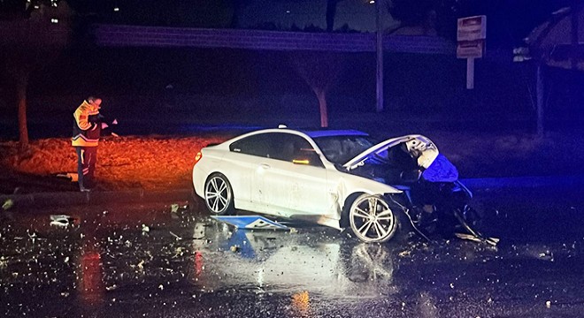 Otomobiliyle direğe çarpan sürücü yaralandı