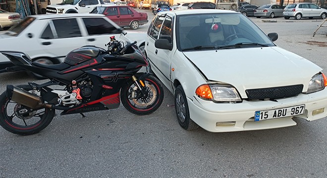 Otomobille çarpışan motosikletin sürücüsü yaralandı