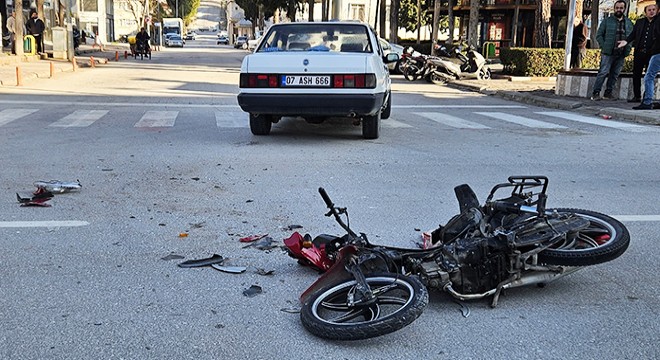 Otomobille çarpışan motosikletli yaralandı