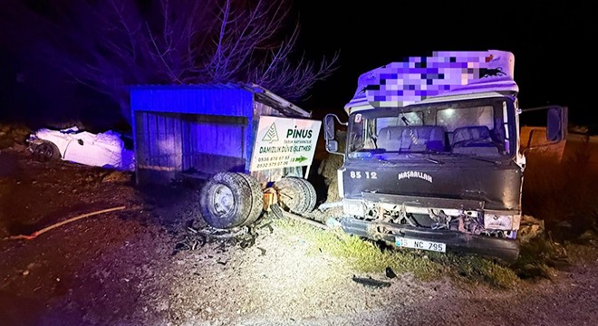 Otomobille kamyonet çarpıştı: 1 ölü, 1 yaralı