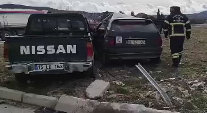 Otomobille kamyonet çarpıştı: 3 yaralı