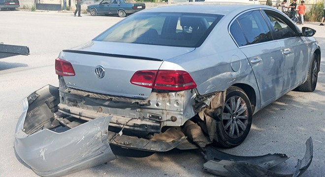 Otomobiller çarpıştı; 1'i çocuk 3 yaralı