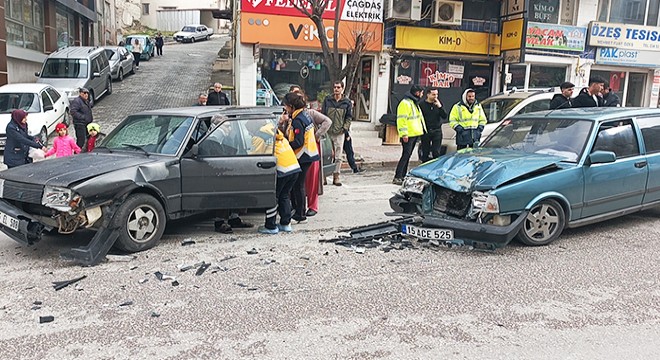 Otomobiller çarpıştı: 1 yaralı