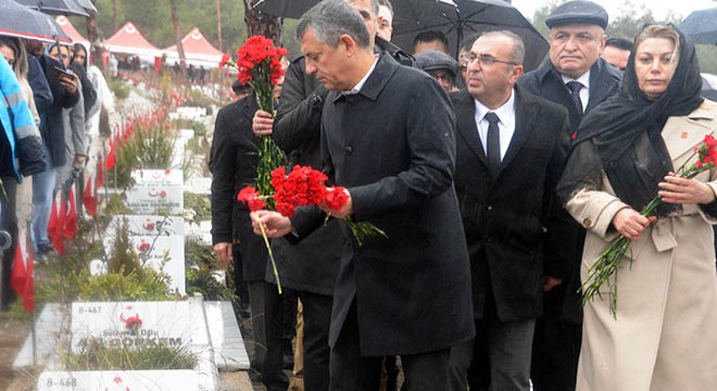 Özgür Özel, depremde ölenlerin mezarlarını ziyaret etti