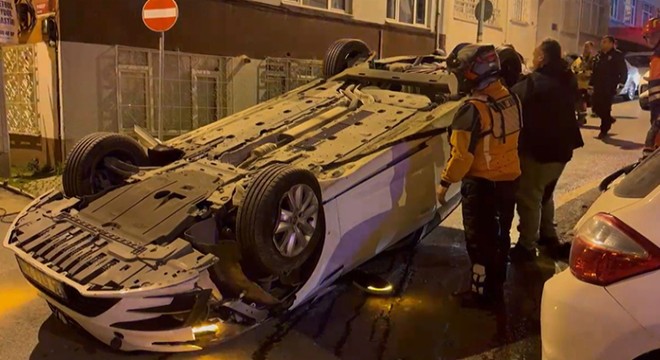 Park halindeki 3 araca çarpan otomobil, takla attı