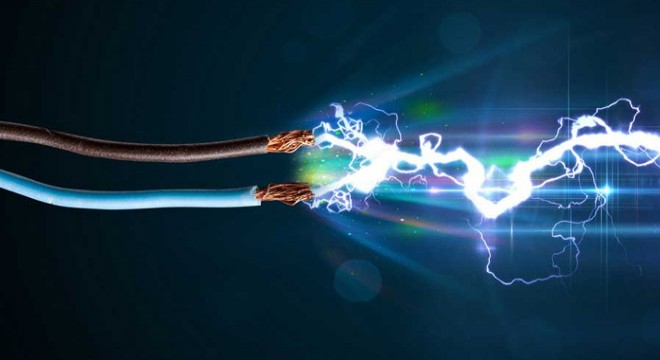 Parkta oynayan çocuklar elektrik akımına kapıldı