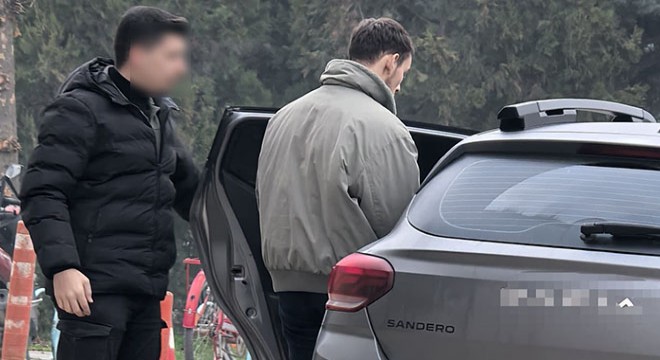 Polisin şüphelendiği uyuşturucu satıcısı suçüstü yakalandı