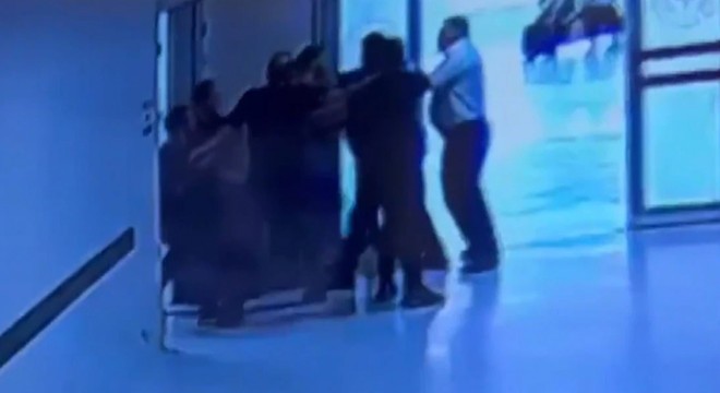 Radyasyonlu odayı bastı, doktoru darp etti