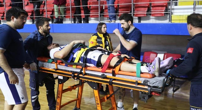 Rakibiyle çarpışan hentbolcu hastaneye götürüldü