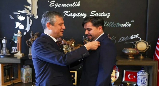Rozetini Özel takmıştı: Üyelik süreci durduruldu