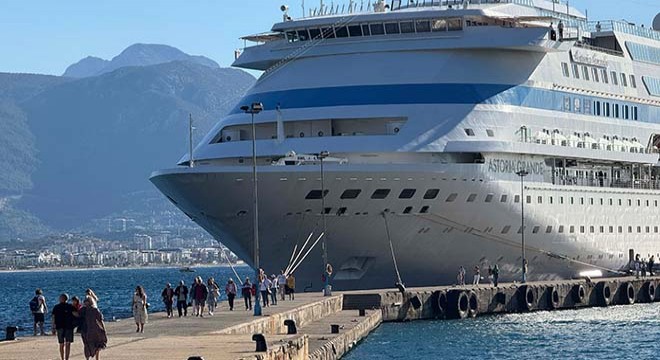 Rus turistler kruvaziyerle Alanya'da