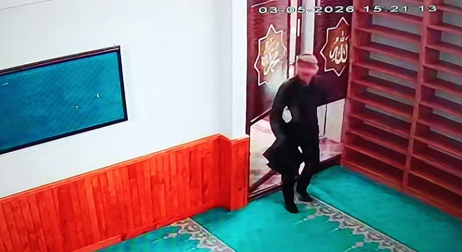 Sadaka kutusundaki paraları çalıp kaçtı