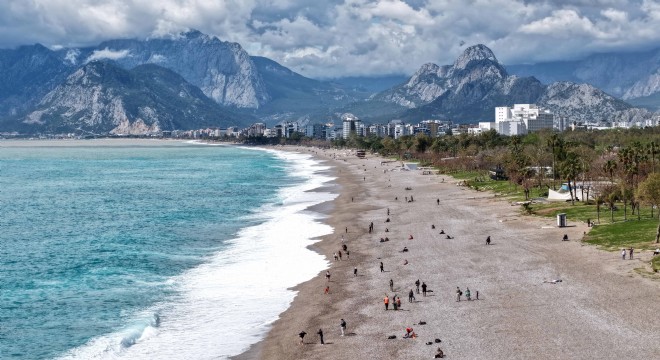 Sarı alarm sonrası Konyaaltı Sahili