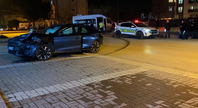 Servis minibüsü ile otomobil çarpıştı: 9 yaralı