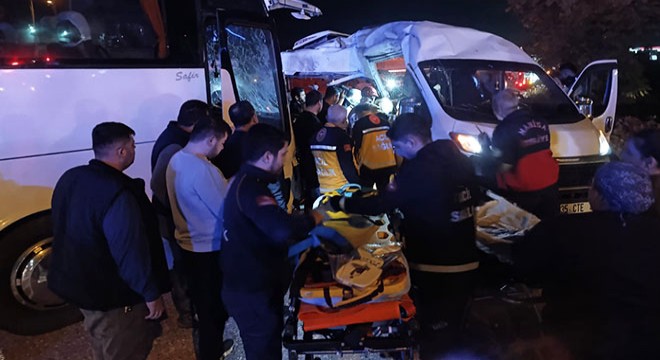 Servis otobüsü ile servis minibüsü çarpıştı: 13 yaralı