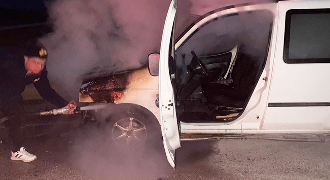 Seyir halindeki araç yandı