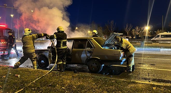 Seyir halindeki otomobil yandı