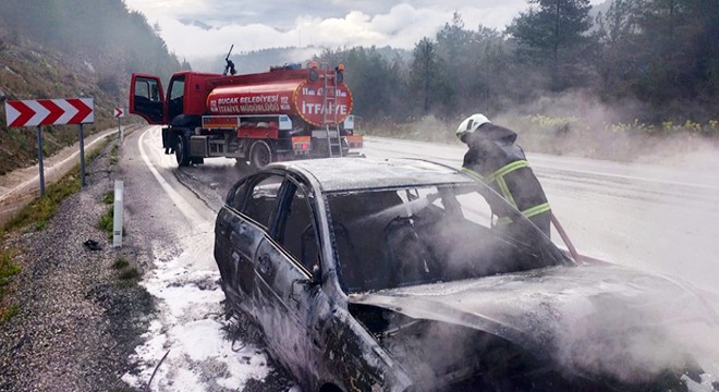 Seyir halindeki otomobil yandı