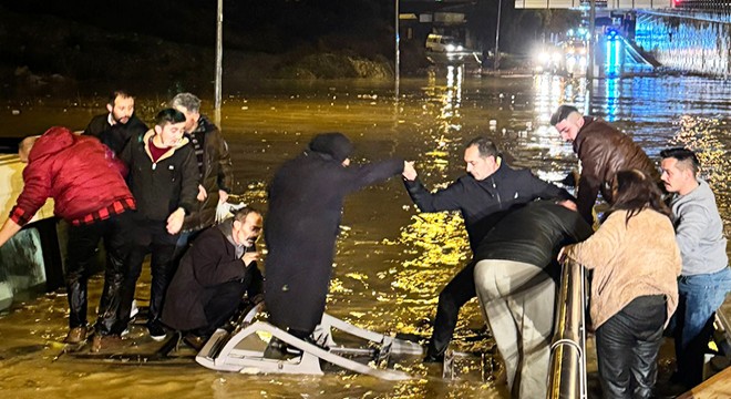 Suya gömülen minibüsteki 20 yolcu kurtarıldı