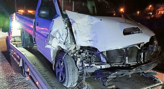 TIR'a çarpan kamyonet sürücüsü yaralandı