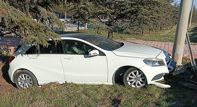 TIR'la otomobil çarpıştı: 2 yaralı