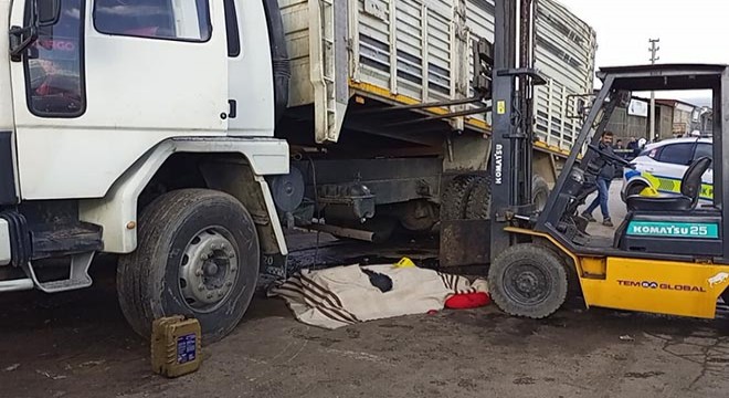 Tamir edilen damper aniden çalışanların üzerine devrildi