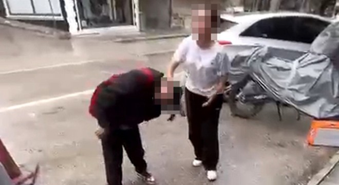 Tartıştığı akranını yere yatırıp ayağıyla yüzüne bastı