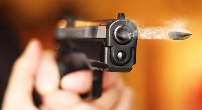 Tartıştığı emekli polisi karnından vurdu