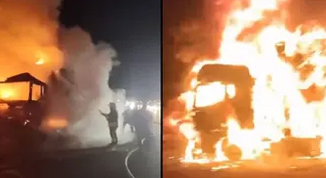 Tavuk eti yüklü TIR, otoyolda alev alarak yandı