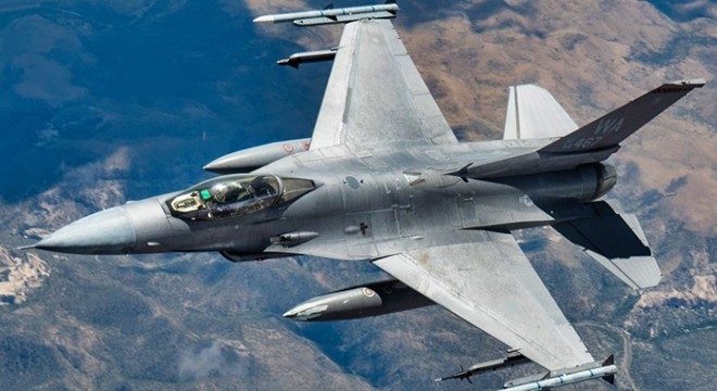 Tayvan'da F-16 savaş uçağı eğitim uçuşunda düştü