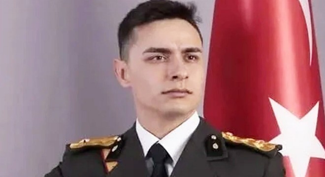 Teğmen Deniz Demirtaş üniformasını ikinci kez çıkarıyor