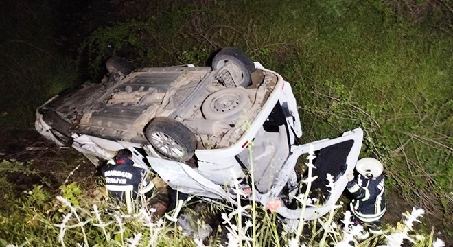 Uçuruma yuvarlanan otomobilde 3 kişi yaralandı