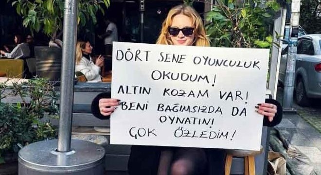 Ünlü oyuncu iş bulmak için sokağa çıktı, pankart açtı
