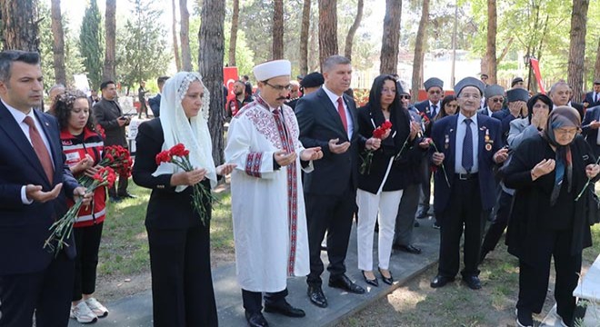 Vali Bilgihan ve protokol üyeleri şehitliği ziyaret etti
