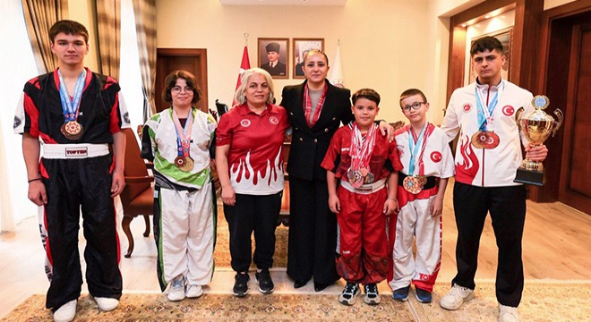 Vali Bilgihan şampiyonları ağırladı