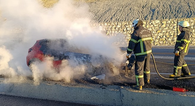 Yanan otomobil kullanılamaz hale geldi