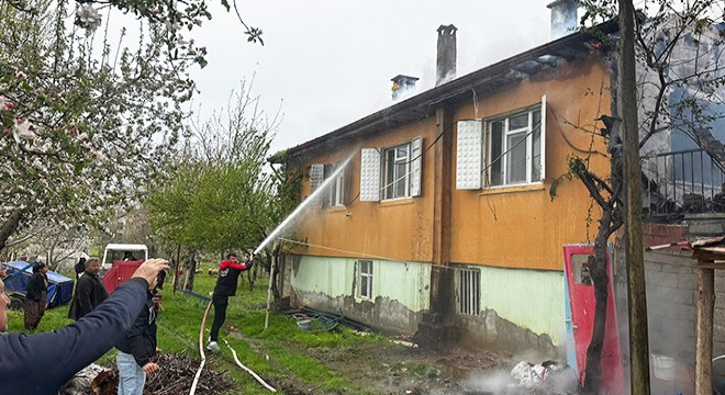 Yangında ev zarar gördü