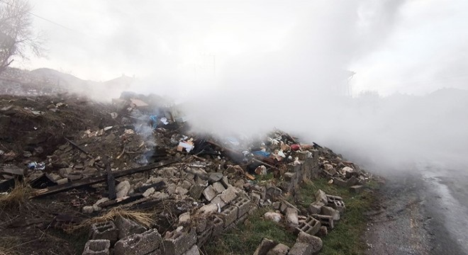Yangında evinde mahsur kaldı
