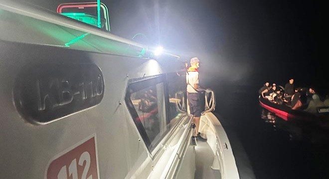 Yardım talep eden 32 kaçak göçmen kurtarıldı