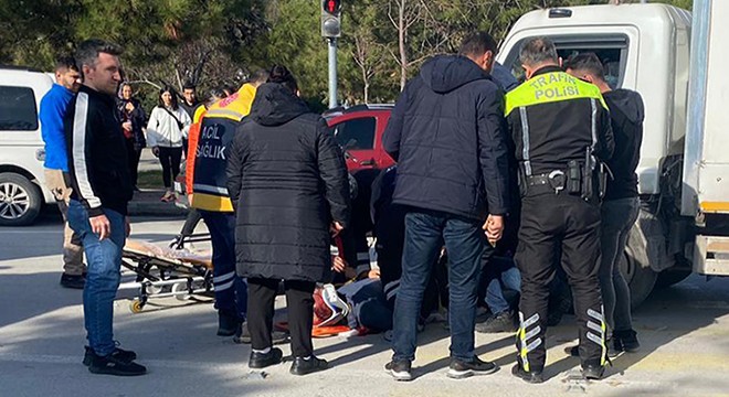 Yaya geçidinde kamyonet çarptı