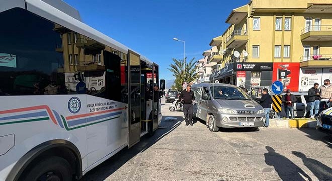 Yolcu midibüsü ile minibüs çarpıştı: 13 yaralı