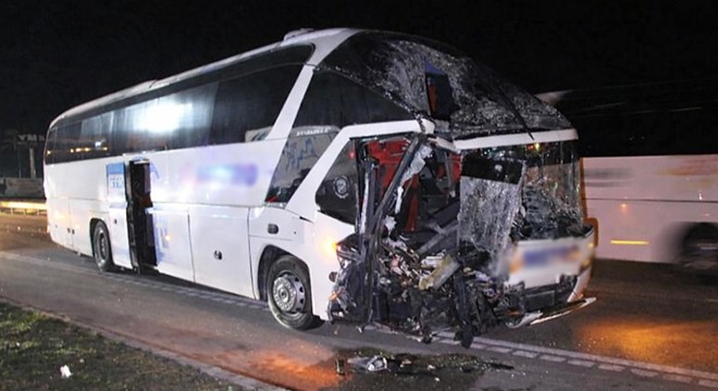 Yolcu otobüsü, TIR'a çarptı; 11 yaralı