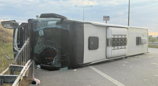 Yolcu otobüsü refüje çarpıp devrildi: 36 yaralı