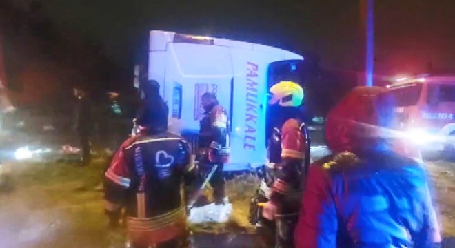 Yolcu otobüsü devrildi; 3 ölü, 31 yaralı