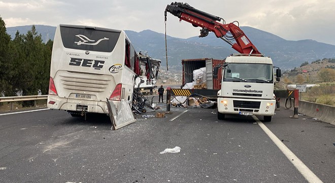 Yolcu otobüsü, otoyolda TIR'a çarptı; 7 ölü, 11 yaralı
