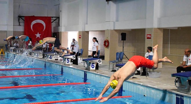 Yüzme müsabakaları yapıldı