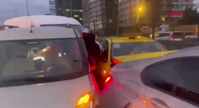 Zincirleme kaza: 6 araç birbirine girdi